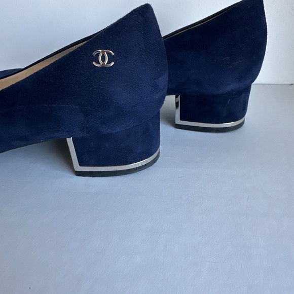 CHANEL Navy Blue Suede Heels - Picture 4 of 5